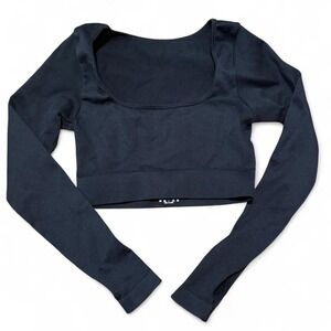 Black long sleeve spandex cropped top with thumb‎ holes.